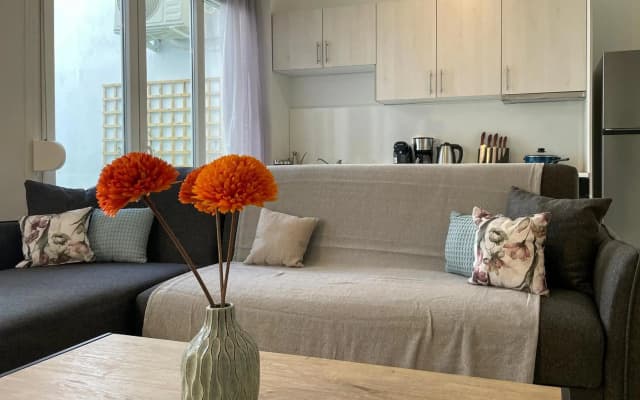 SOHO Modern 55sqm Studio with Secret Garden - photo 3