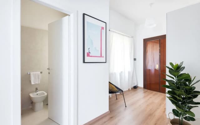 Modern Trendy Flat Well Connected W/vatican - photo 2