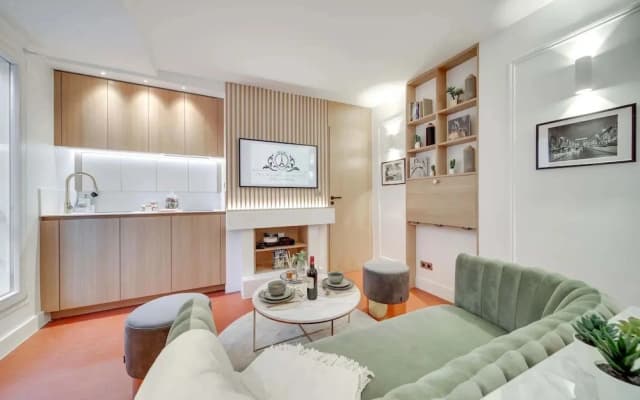Historical Apartment in the Heart of Paris - 3 - photo 4