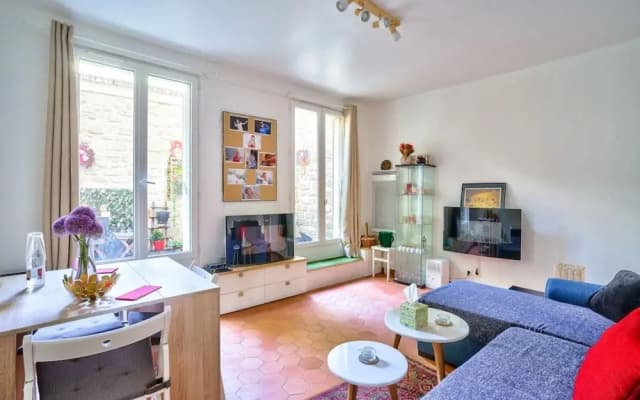 Charming 2 Room Apartment Near Square Louise-michel - photo 4