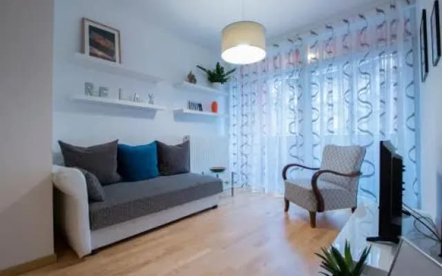Modern 3 Br Apt with Balcony - photo 4