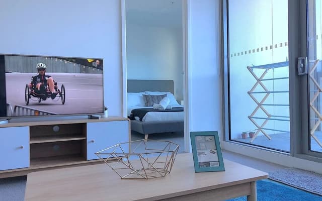 Modern Docklands Apartment in CBD - photo 3