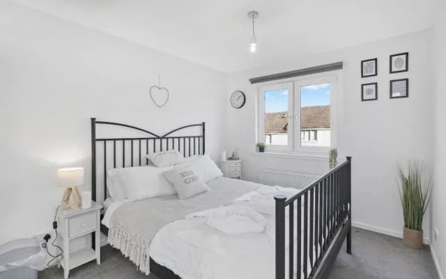 Cozy Edinburgh 2BR With CAR Parking - photo 3