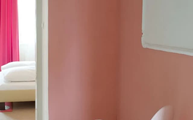 Fink Low Budget Rooms - photo 3
