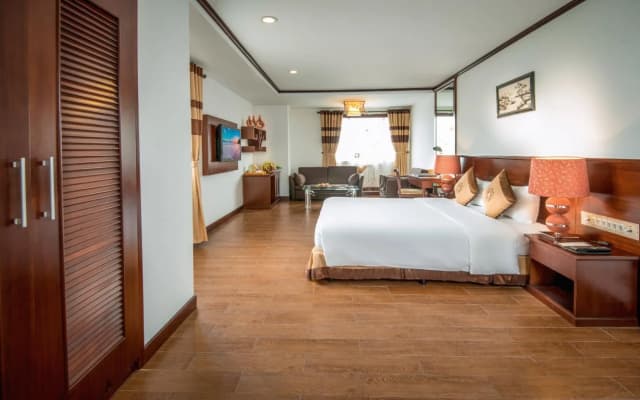 May De Ville Corner Hotel - photo 2