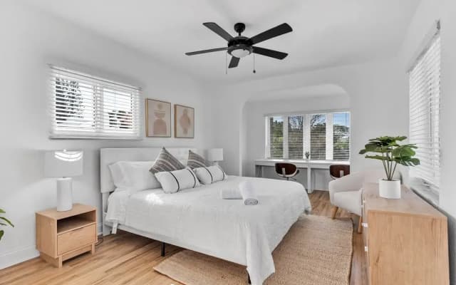Stylish & Modern 4BD Home - photo 3