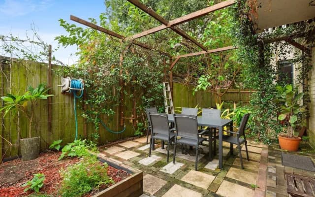 Spacious 2-bed Retreat With BBQ & Courtyard - photo 5