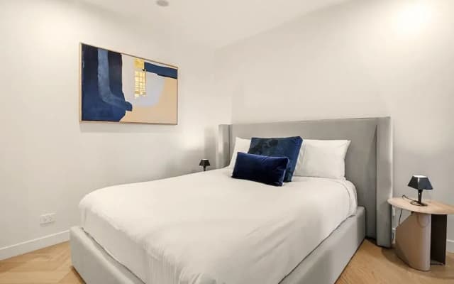 Bright 2-bed Apartment in Fitzroy's Heart - photo 3