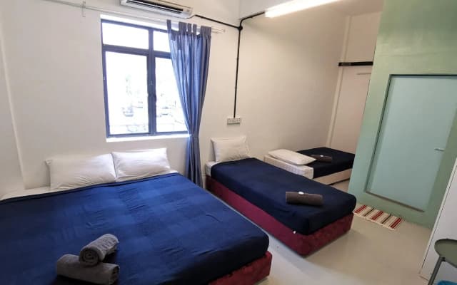 Hawk Hotel & Hostel - photo 3