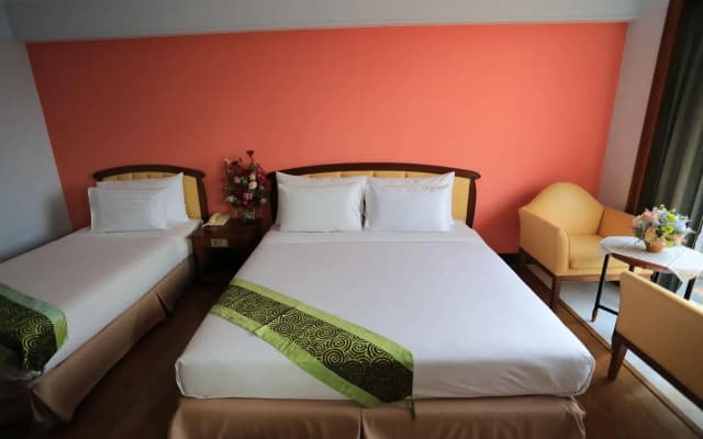 Karnmanee Palace Hotel - photo 4
