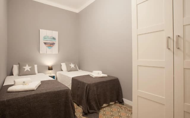 SOFIA 4 · Sofía's Gallery & Bath · Well Priced 6 Pax Spacious Home in Eixample - photo 2
