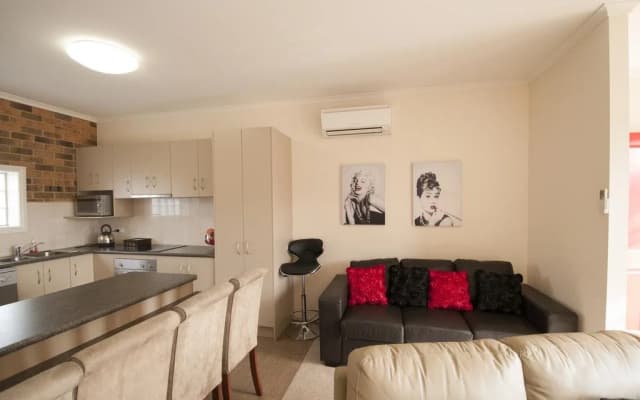 Yarra Glen Racecourse Apartments - photo 4