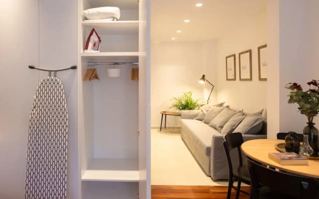 Phaedrus Living: City Luxury Flat Mavromichali - photo 4