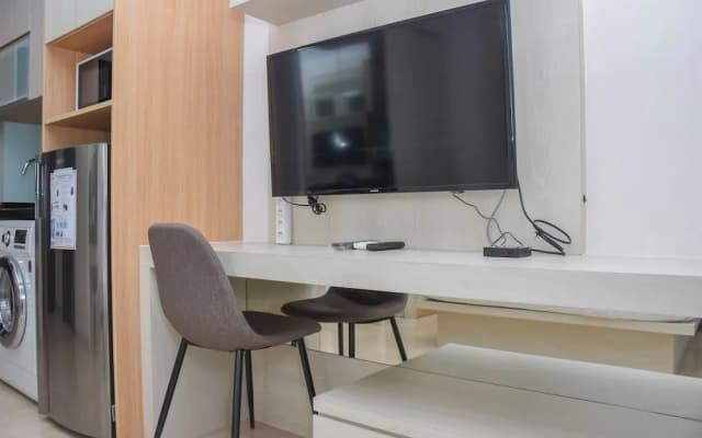 Comfortable And Warm Studio Room At Menteng Park Apartment - photo 4
