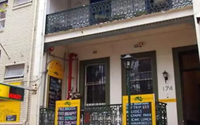 London Plane Backpackers - photo 3