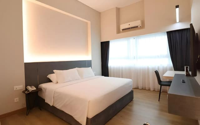 Crown Regency Serviced Suites - photo 4