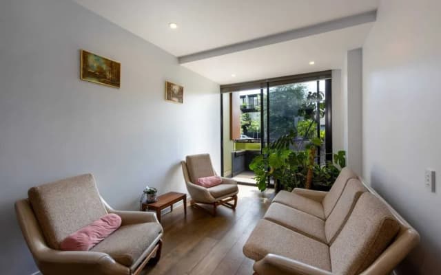 Cozy 1bed Unit in Leafy Carlton - 10 Mins From CBD - photo 3