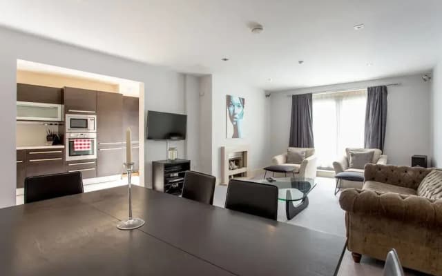 Stylish 2bed Apt With Free Parking/elevator - photo 2