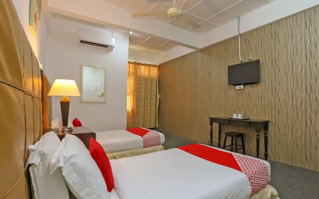 The Sarina Hotel & Cafe by OYO Rooms - photo 2