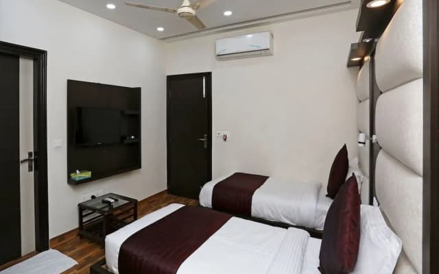 OYO 14389 Diplomat Suites - photo 4