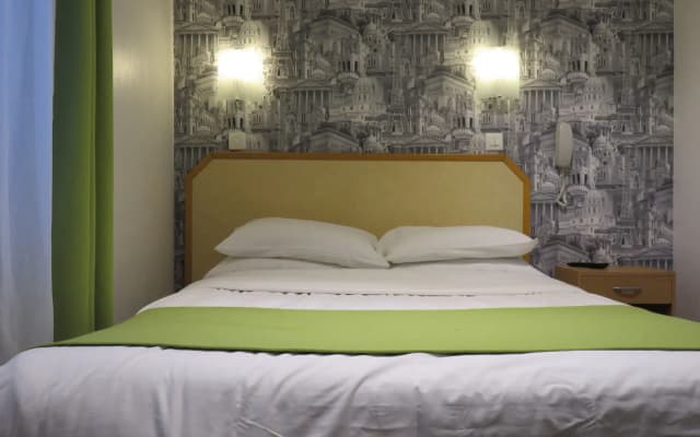Mary's Hotel République - photo 4
