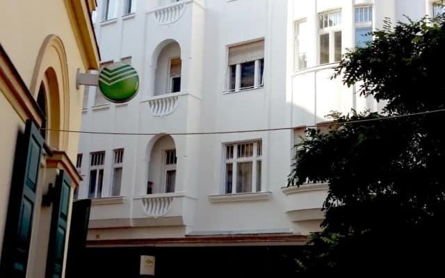 City Centre Apartment with 3 Bathrooms - photo 2