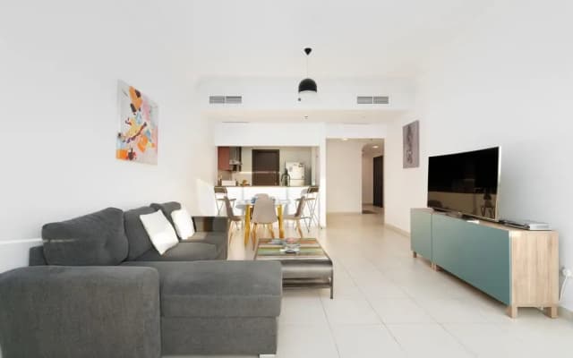 SuperHost - Beautiful City Views From This Apt Close to Lake - photo 2