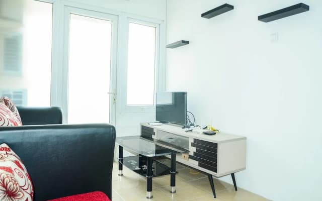 Strategic 2BR City View Grand Palace Kemayoran Apartment By Travelio - photo 3