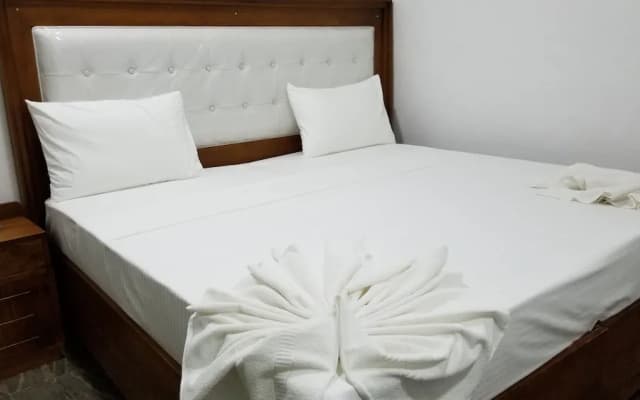 Metro Marine Drive Hotel - photo 2