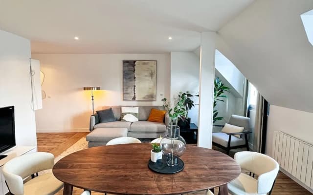Copernic Line Elegant 3BR Apartment in Paris - photo 4