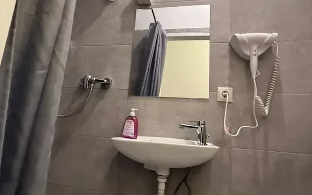 Modern 1BR Apt Steps from Westbahnhof - photo 4