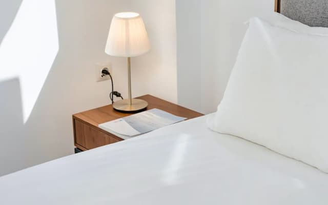"sanders Home Suites - Bright Downtown 1-bdr. Apt." - photo 4