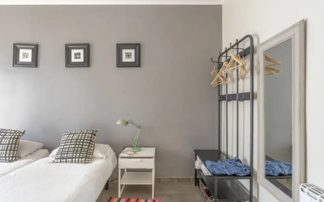 Lovely and Central 4 BR Apartment - photo 4