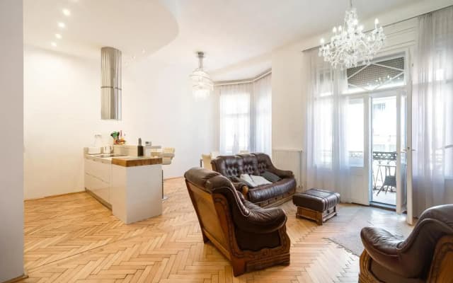 DON'T LOOK any further - Gary's superb apartment - photo 5
