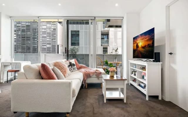 Bright 2-bed Home With Secure Parking - photo 3