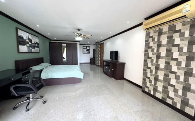 Spacious 2BR Condo - 3 Balconies & Green Views - photo 3