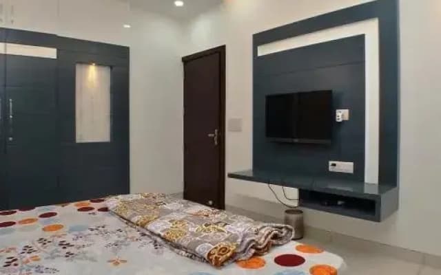Luxury Inn - photo 2