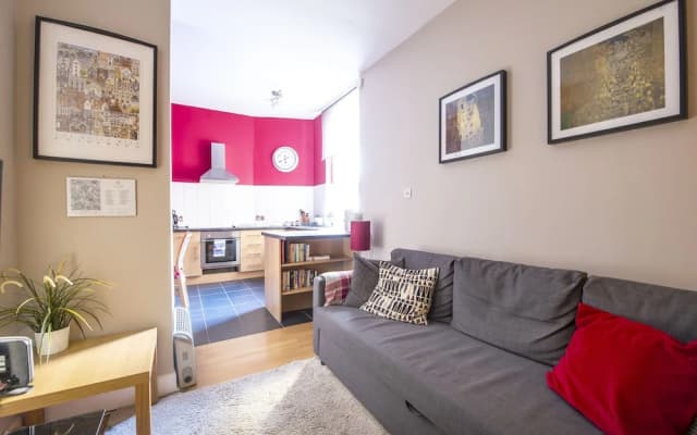 JOIVY Great Location! - Charming Apt by Edinburgh Castle - photo 5