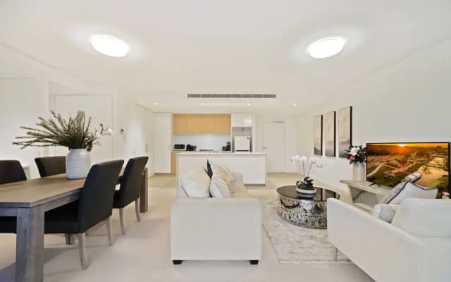 HomeHotel-Spacious Luxury Apt Next to Shopping - photo 4