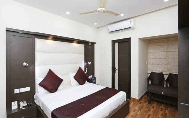 OYO 14389 Diplomat Suites - photo 5