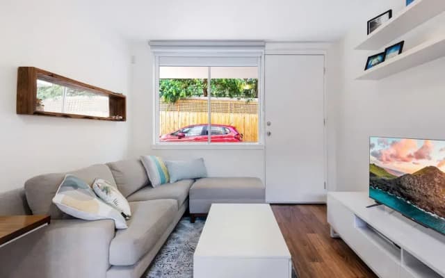Snug St Kilda Apartment With Private Courtyard - photo 4