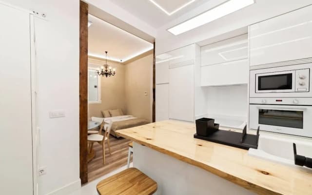 Bright & Spacious Three Bedroom Apartment in Centro - photo 3