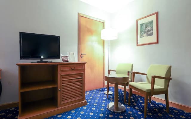 City Plaza Hotel by OYO Rooms - photo 2