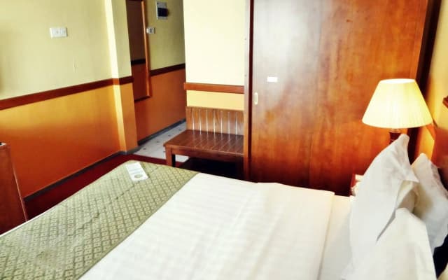Middle East Hotel - photo 4