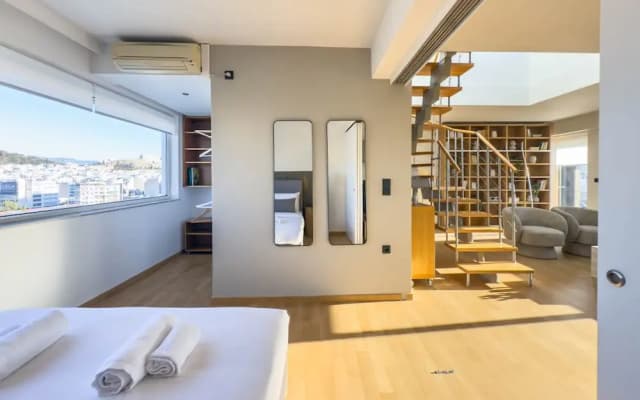 Acropolis Sky Retreat Jacuzzi 3BR Maisonette - photo 4