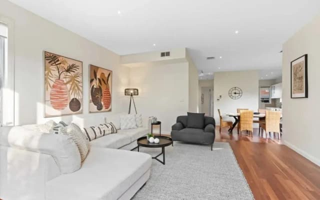 Chic 2-bed Home By Bustling Shops - photo 5