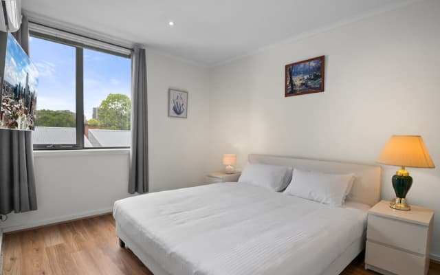Spacious 3-bed Townhouse in Coburg - photo 3