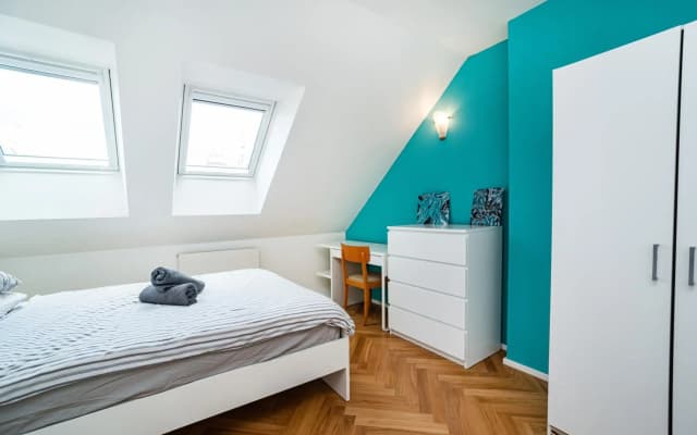 Central, Spacious, Modern 5 Bedrm duplex w/Balcony - photo 4