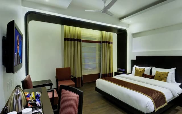 Hotel Godwin Deluxe - photo 2