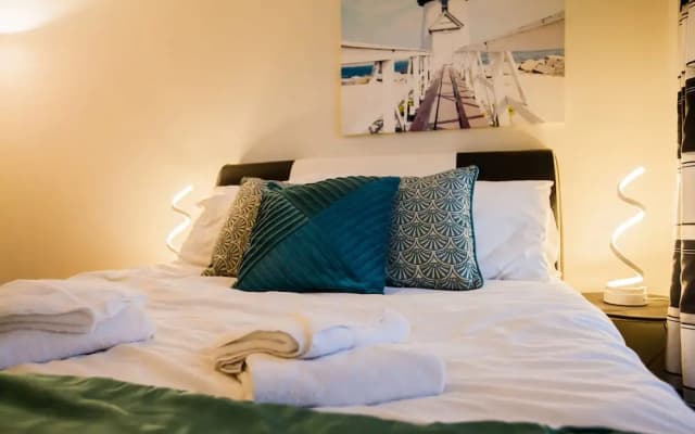 New Modern Large 2 Bed - photo 5